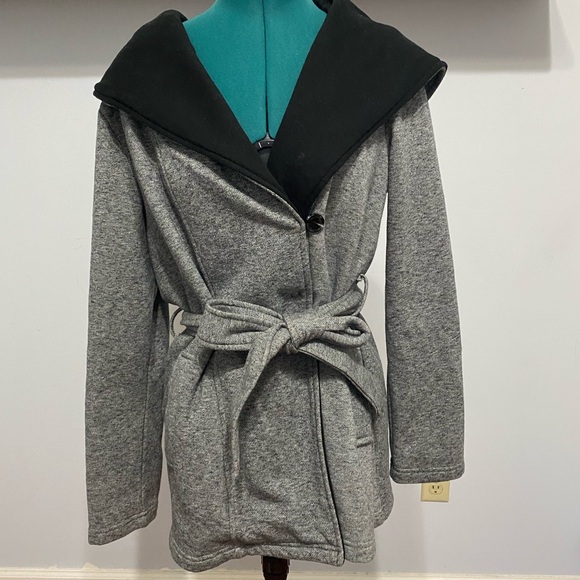 Wrap around winter coat. - Picture 2 of 8